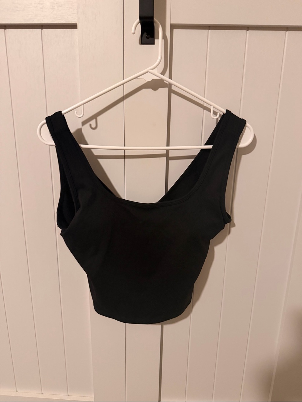 HALARA Black Scoop-Neck Crop Tank